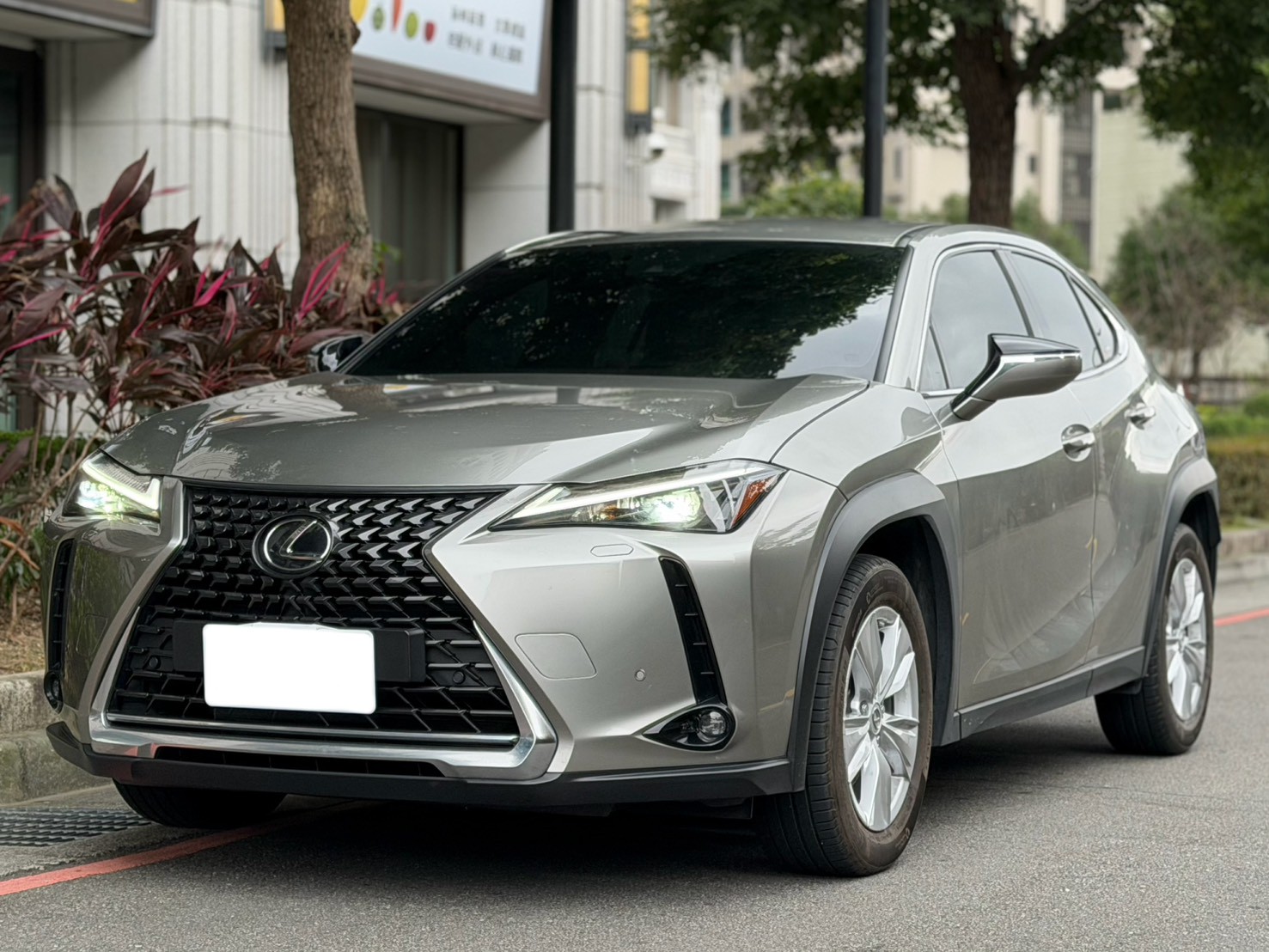 LEXUS UX 2023年優惠價106.8萬嘉鴻汽車新北市優質認證中古車商｜ SUM汽車網